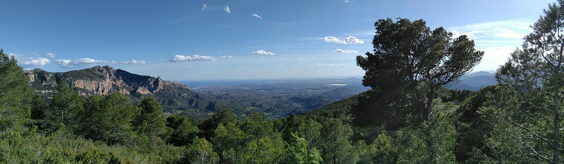 Panoràmica de la vall de Xixona des de la serra, amb el mar al fons