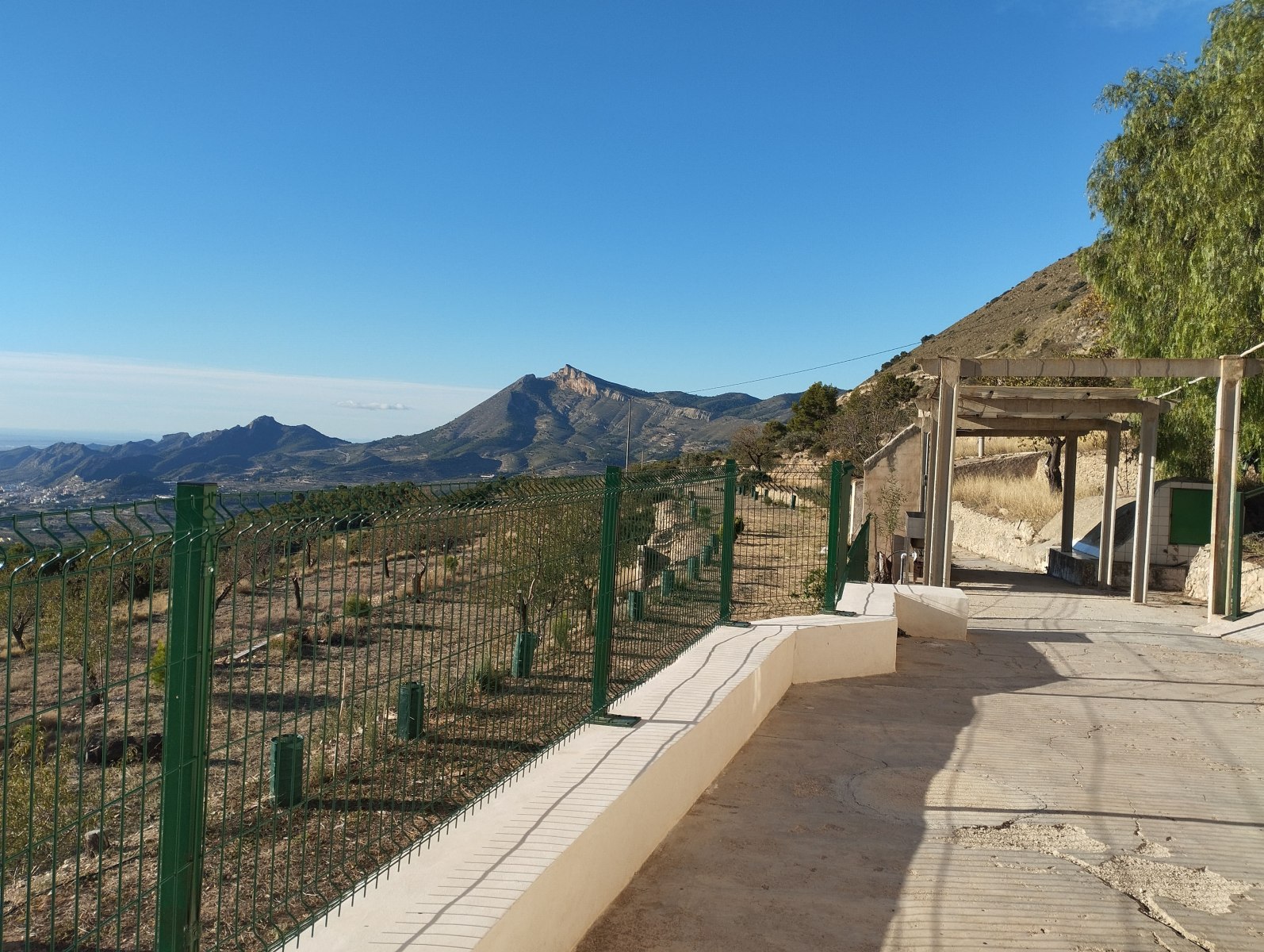 Terrassa del refugi amb la Penya Migjorn al fons